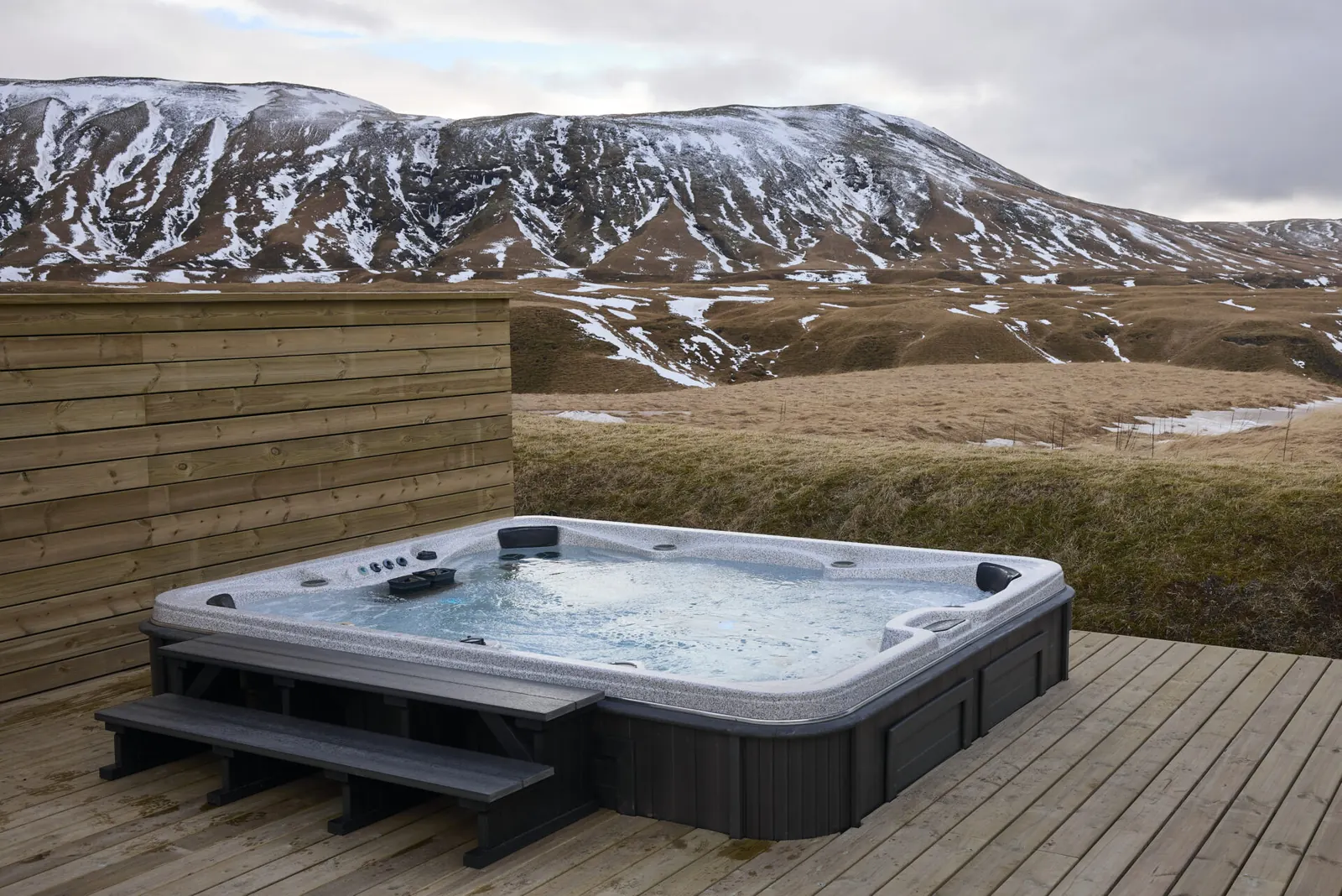 The outdoor hot tub at Tindasel